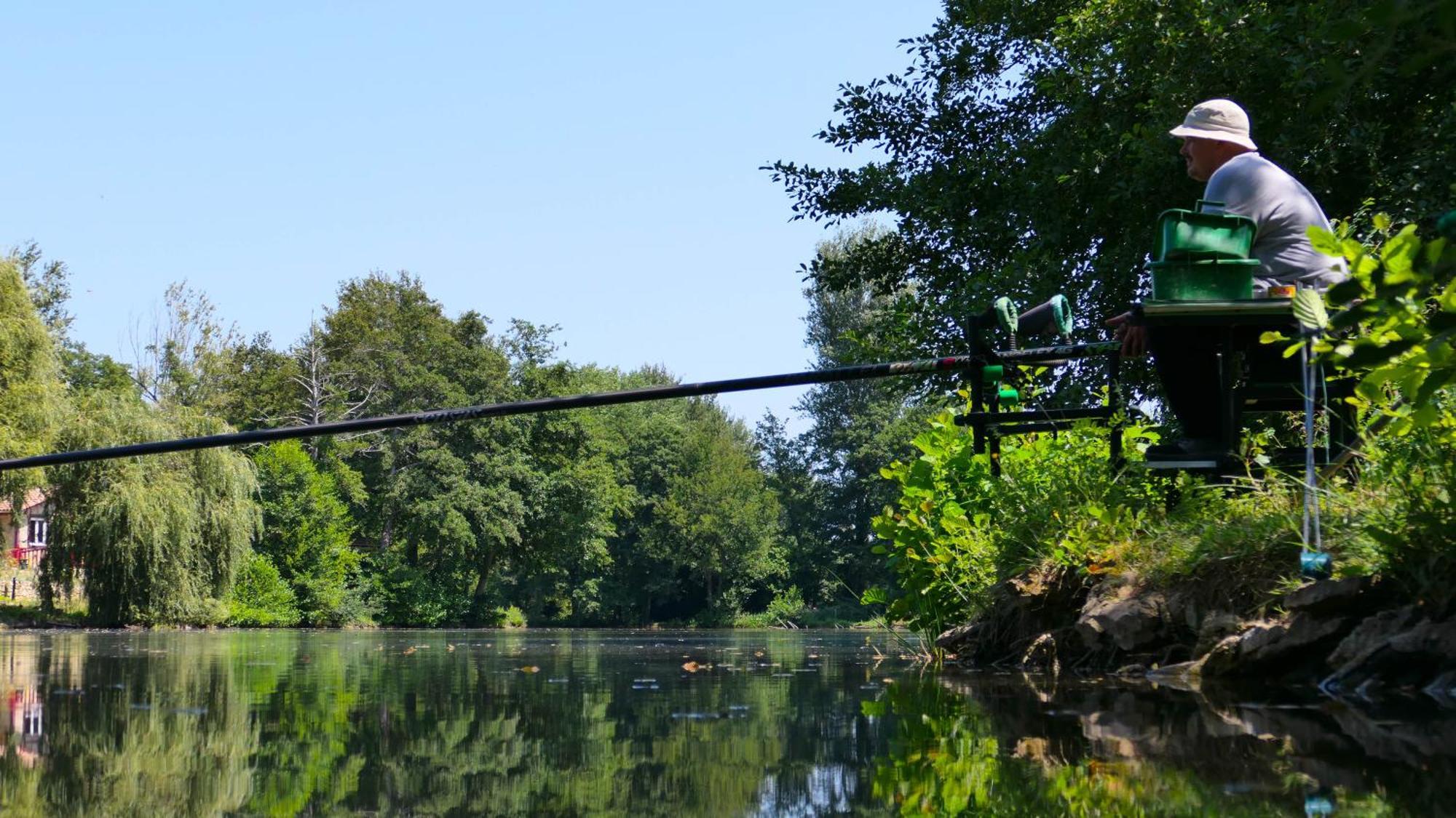Hotel Camping Les Lacs De Courtes Estang Zewnętrze zdjęcie